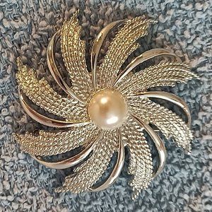 Vintage Sarah Coventry Signed Brooch Silvertone Faux Pearl